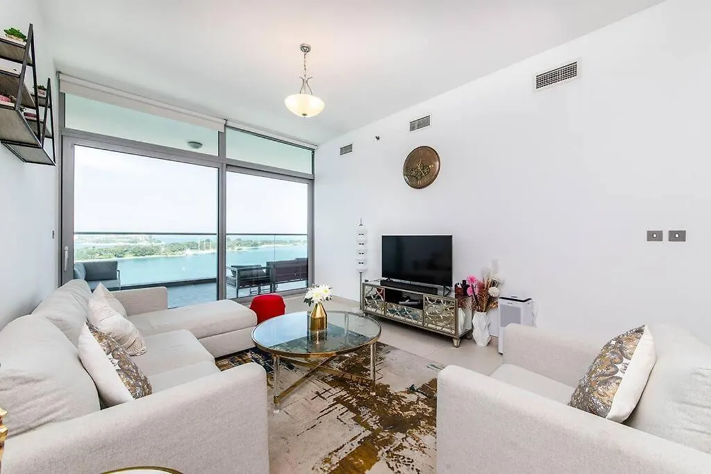 Free Netflix, Sea View, Private Beach & Pool Dubaj